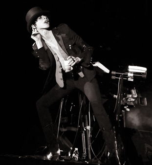 http://www.labellos.de/images/stories/band_pics/Hardbeat_Promotion/iamx_levi%20lenaerts01.jpg